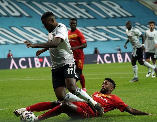 İlk Yarı Sessiz Bitti