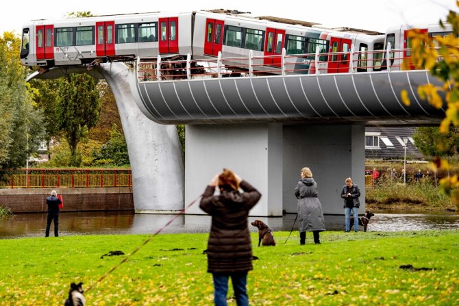 Balina Heykeline Çarpan Metro 10 Metre Yükseklikte Asılı Kaldı