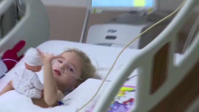 Elif Bebek, Annesine El Salladı