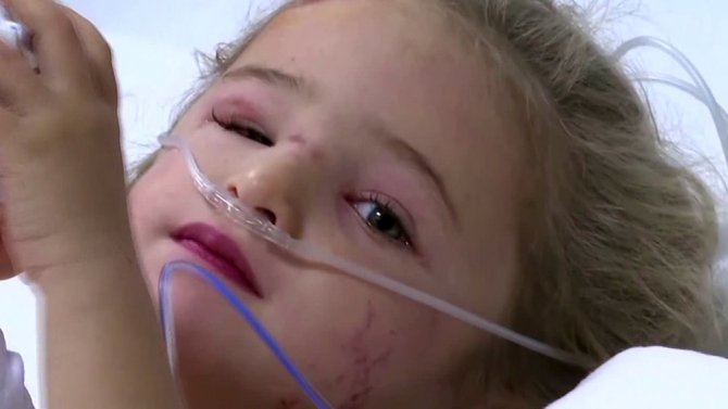 Elif Bebek, Annesine El Salladı