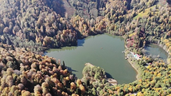 Borçka Karagöl’ün Büyüleyen Sonbahar Güzelliği