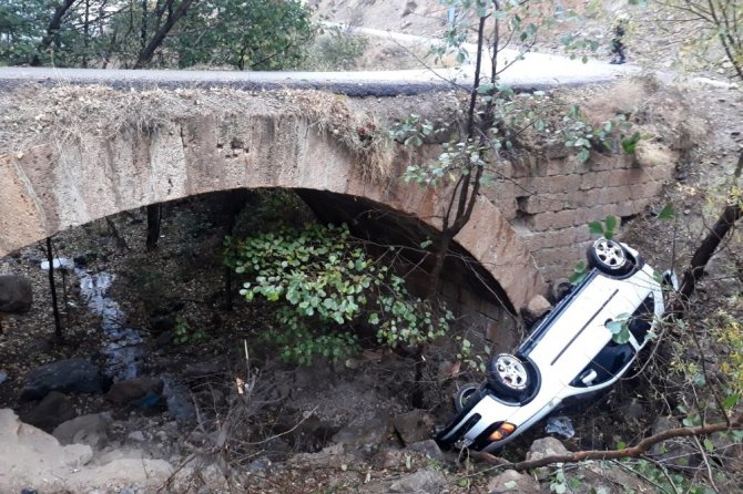 Otomobil Köprüden Yuvarlandı: 4 Yaralı