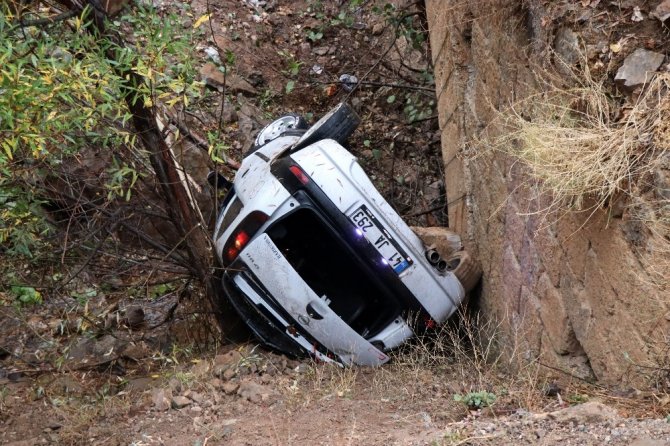 Otomobil Köprüden Yuvarlandı: 4 Yaralı