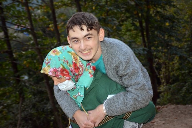 Cefakar Annenin Engelli Oğlu İçin Yol Çilesi