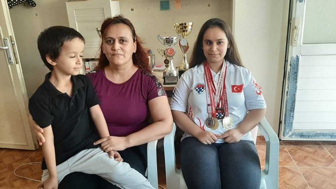 Satranç Şampiyonu Görme Engelli Kız İki Defa Kanseri De Şah Mat Etti