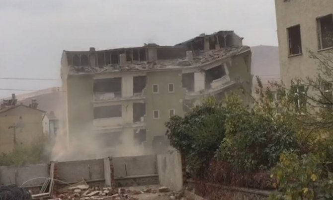 Deprem Bölgesi Elazığ’da Binalar Böyle Yıkıldı