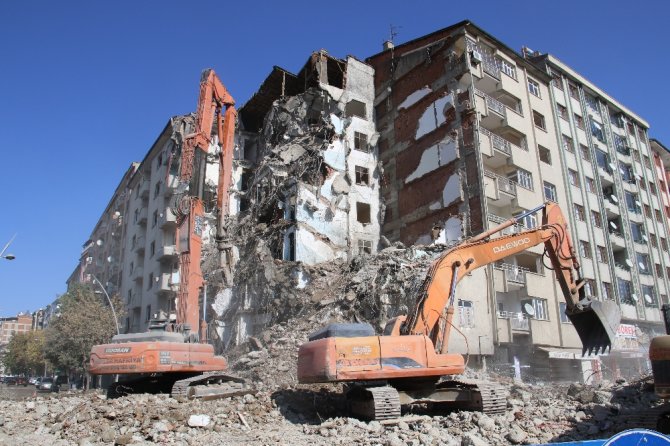 Deprem Bölgesi Elazığ’da Binalar Böyle Yıkıldı