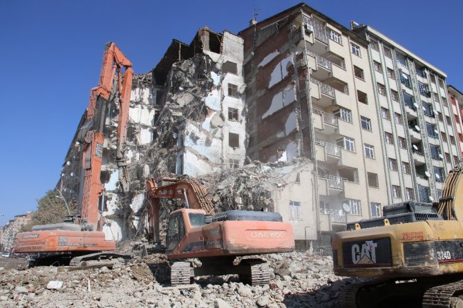 Deprem Bölgesi Elazığ’da Binalar Böyle Yıkıldı