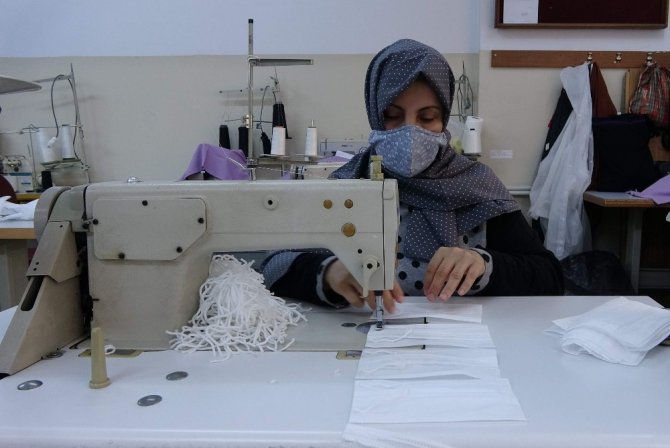 Pandemi Sürecinde Maske Üretimi Kursiyerlere Gelir Kaynağı Oldu