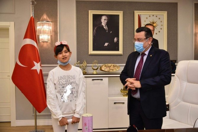 Trabzon’daki Afganlı Öğrenciden Depremzedeler İçin Duygulandıran Bağış