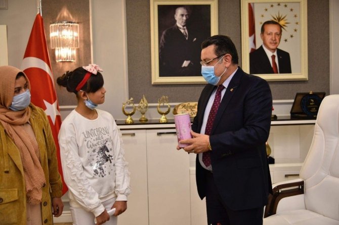 Trabzon’daki Afganlı Öğrenciden Depremzedeler İçin Duygulandıran Bağış