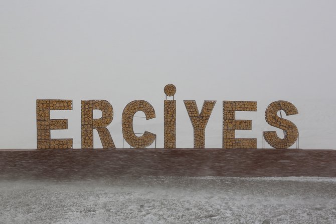 Erciyes Kayak Merkezi’ne Lapa Lapa Kar Yağdı