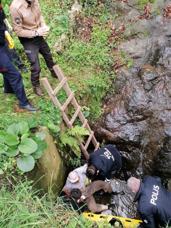 Dereye Düşen Vatandaşı İtfaiye Kurtardı