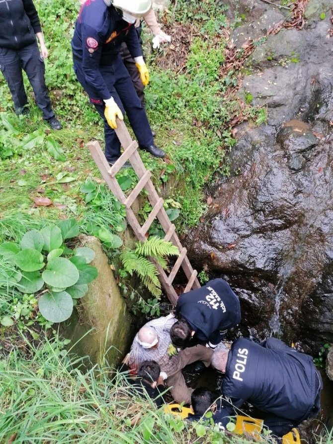 Dereye Düşen Vatandaşı İtfaiye Kurtardı