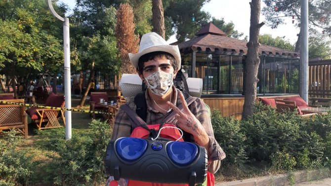 18 Yaşındaki Genç, 1 Yılda Otostop Çekerek 50’den Fazla Şehir Gezdi