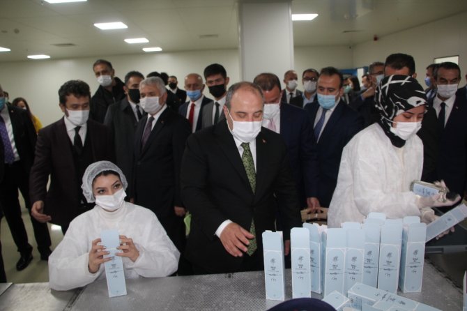 Bakan Varank Fabrikada Kadınlarla Birlikte Paketleme Yaptı