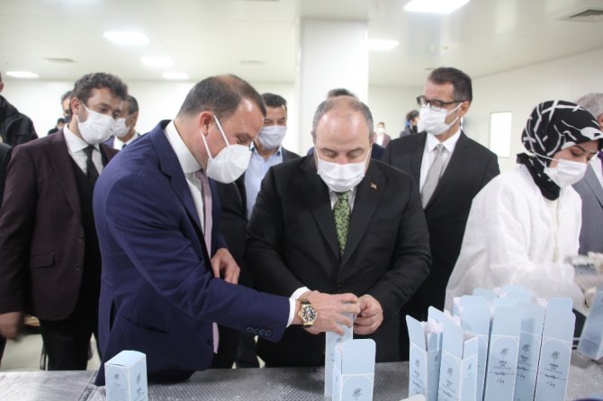 Bakan Varank Fabrikada Kadınlarla Birlikte Paketleme Yaptı