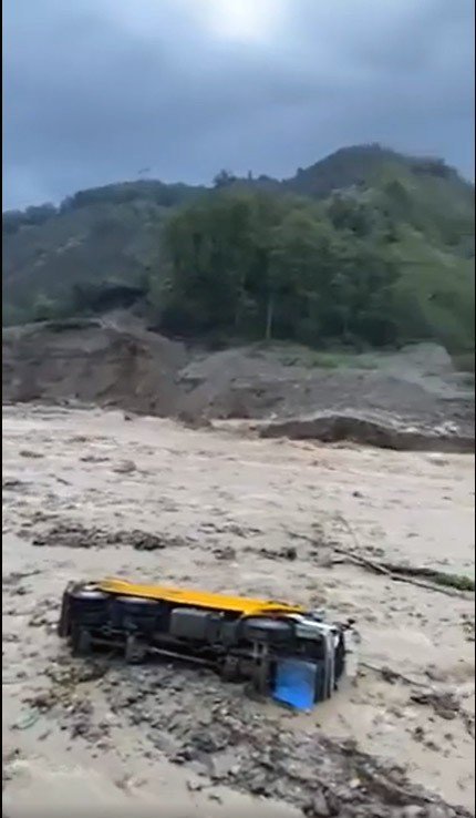 Köprü İnşaatı Şantiyesini Sel Vurdu, İş Makineleri Selde Sürüklendi