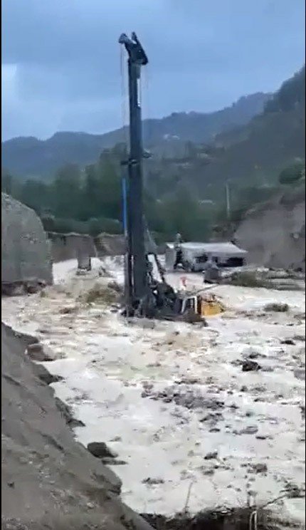 Köprü İnşaatı Şantiyesini Sel Vurdu, İş Makineleri Selde Sürüklendi