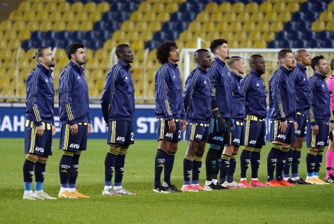 İlk Yarı Sessiz Bitti