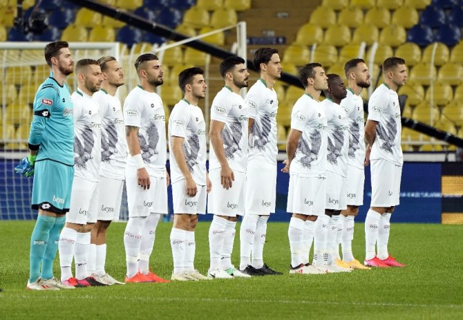 İlk Yarı Sessiz Bitti