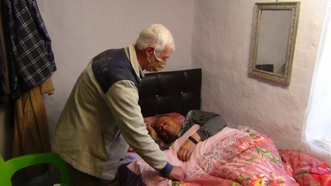 80 Yaşındaki Kimsesiz Adam Aylardır Yatağa Mahkum Yaşıyor