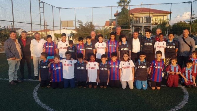 Yavru Vatan’da Yaşayan Trabzonsporlu Çocukların Forma Sevinci