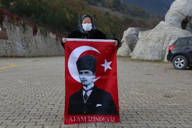 Artvin’de 97 Yaşındaki Erzade Nine Her 10 Kasım’da Atatürk’ün Huzurunda