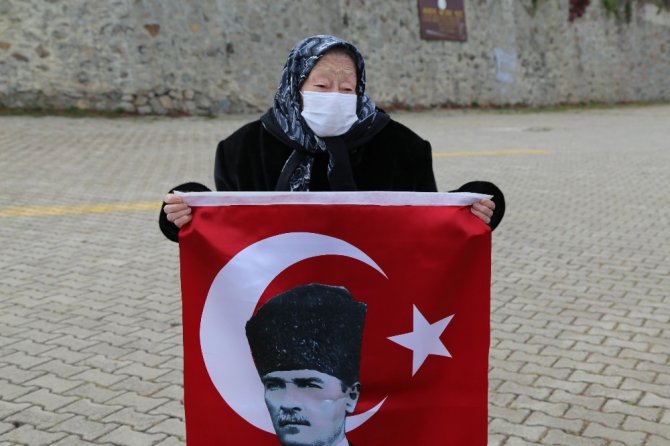 Artvin’de 97 Yaşındaki Erzade Nine Her 10 Kasım’da Atatürk’ün Huzurunda