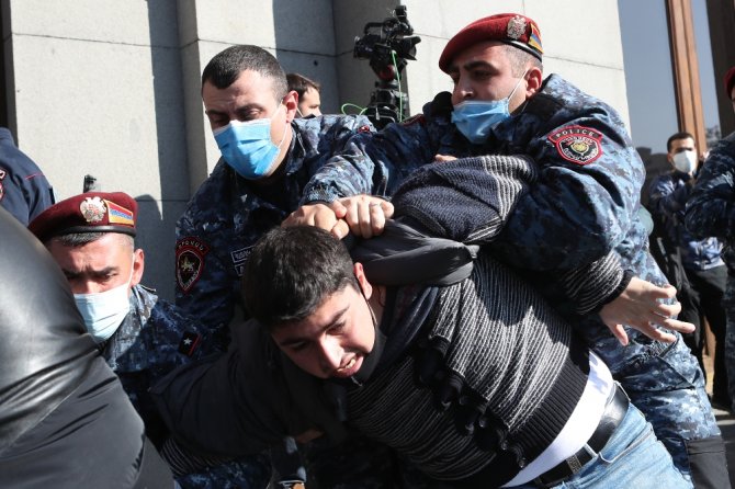 Ermenistan’da Muhalefetin Mitingi Başlamadan Gözaltılar Başladı