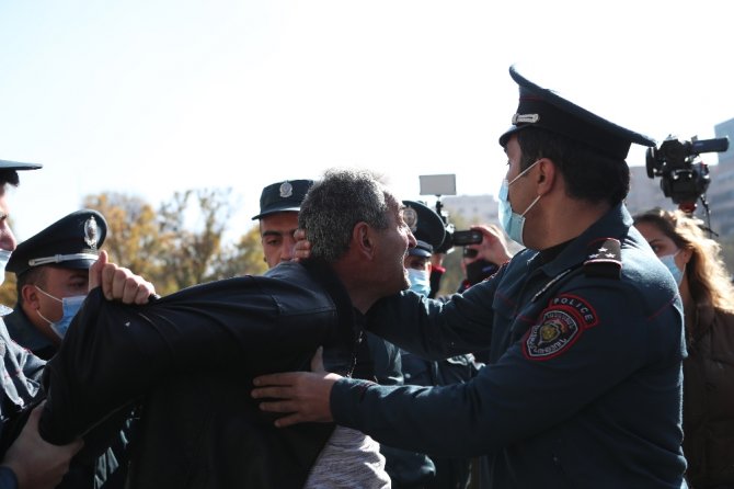 Ermenistan’da Muhalefetin Mitingi Başlamadan Gözaltılar Başladı