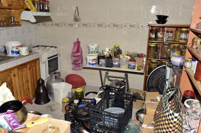 Gümüşhane’de İki Ayrı Çöp Evden 3 Kamyon Malzeme Boşaltıldı