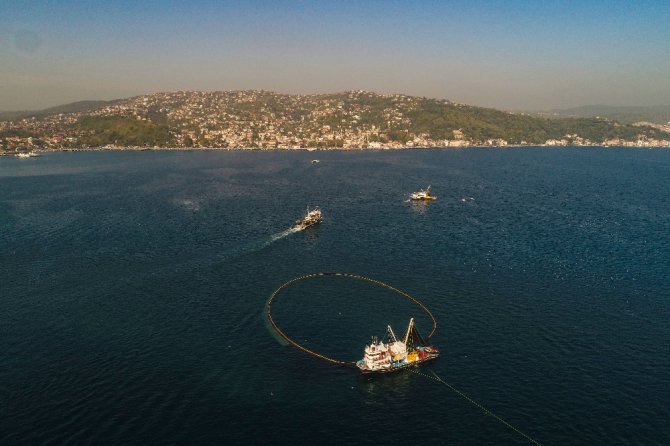 Balıkçı Tekneleri, İstanbul Boğazı’nın Eşsiz Manzarasıyla Birleşti