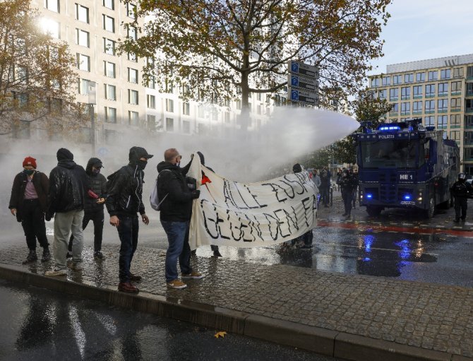 Frankfurt’ta Covid-19 Önlemleri Karşıtı Protestoya Polis Müdahalesi