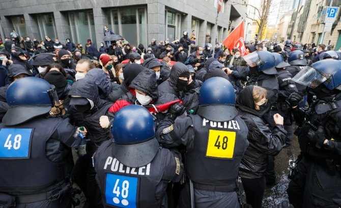 Frankfurt’ta Covid-19 Önlemleri Karşıtı Protestoya Polis Müdahalesi