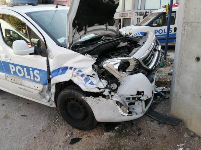 Ankara’da Polis Arabası Kaza Yaptı: 3 Yaralı