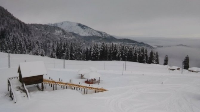 Her Yıl Binlerce Turisti Ağırlayan Kulakkaya Yaylası’na Mevsimin İlk Karı Yağdı
