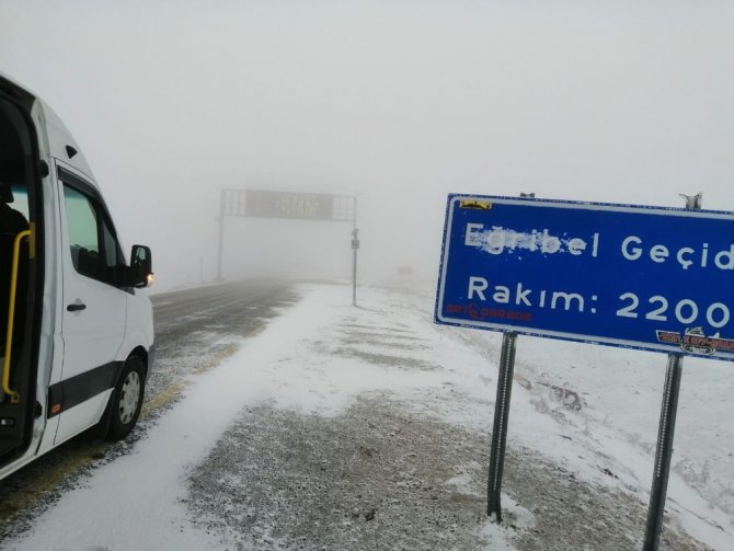 Eğribel Geçidi’nde Kar Yağışı Ulaşımı Etkilemeye Başladı