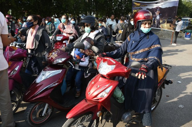 Pakistan’da Motosikletçi Kadınlardan Konvoy