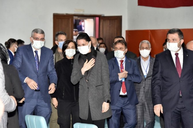 Ak Partili Karaaslan:"dünya Siyasetinde Muhalefetler Önemli Eleştirilerde Bulunur, Bizde Maalesef Böyle Değil"