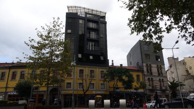 Trabzon’da Sıra Dışı Bina Görüntüsüyle Dikkat Çekiyor