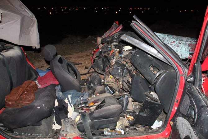 Kamyonla Kafa Kafaya Çarpışan Otomobil Hurdaya Döndü: 2 Ölü