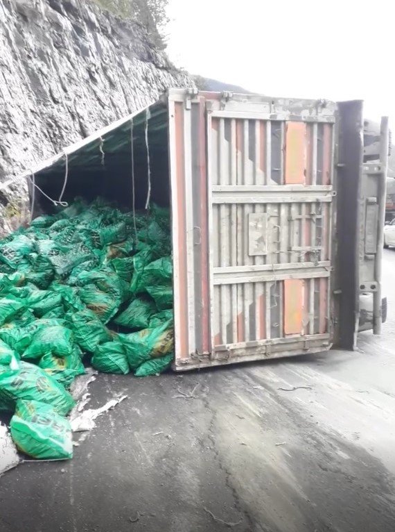 Artvin’de Kömür Yüklü Tır Devrildi: 1 Yaralı