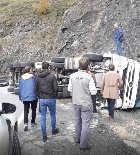 Artvin’de Kömür Yüklü Tır Devrildi: 1 Yaralı