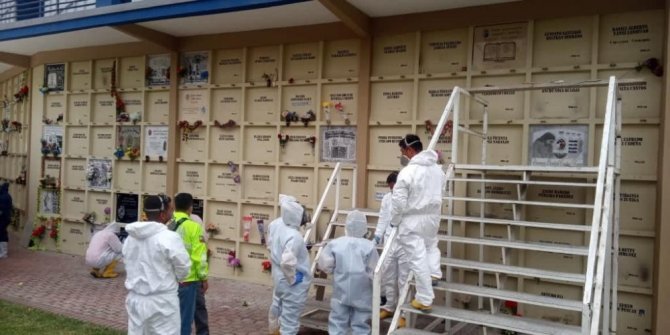 Ekvador’da Korona Virüsten Ölenler Mezardan Çıkarılıyor