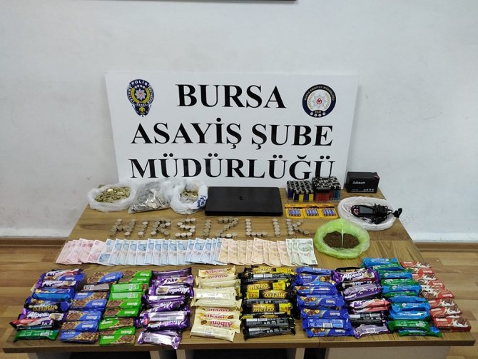 Bursa’da Bir Marketten Çelik Kasa Ve 251 Adet Çikolata Çaldı