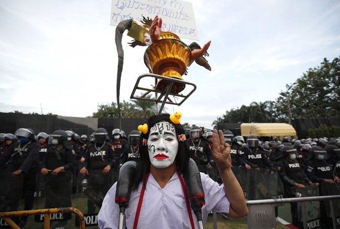 Tayland’da Monarşi Karşıtları Yeniden Sokaklarda