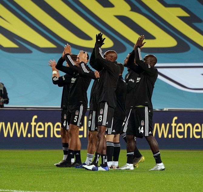 Beşiktaşlı Futbolcular Taraftarı Selamladı!