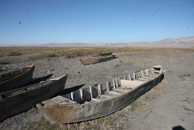 Eber Gölü’nde Ürkütücü Kayık Mezarlığı Görüntüsü