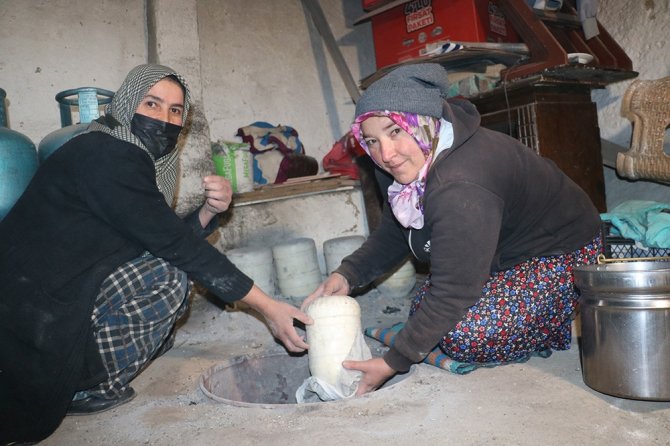 6 Ay Kumda Gömülü Kaldılar, Bu Peynirlerin Son Kullanma Tarihi Yok
